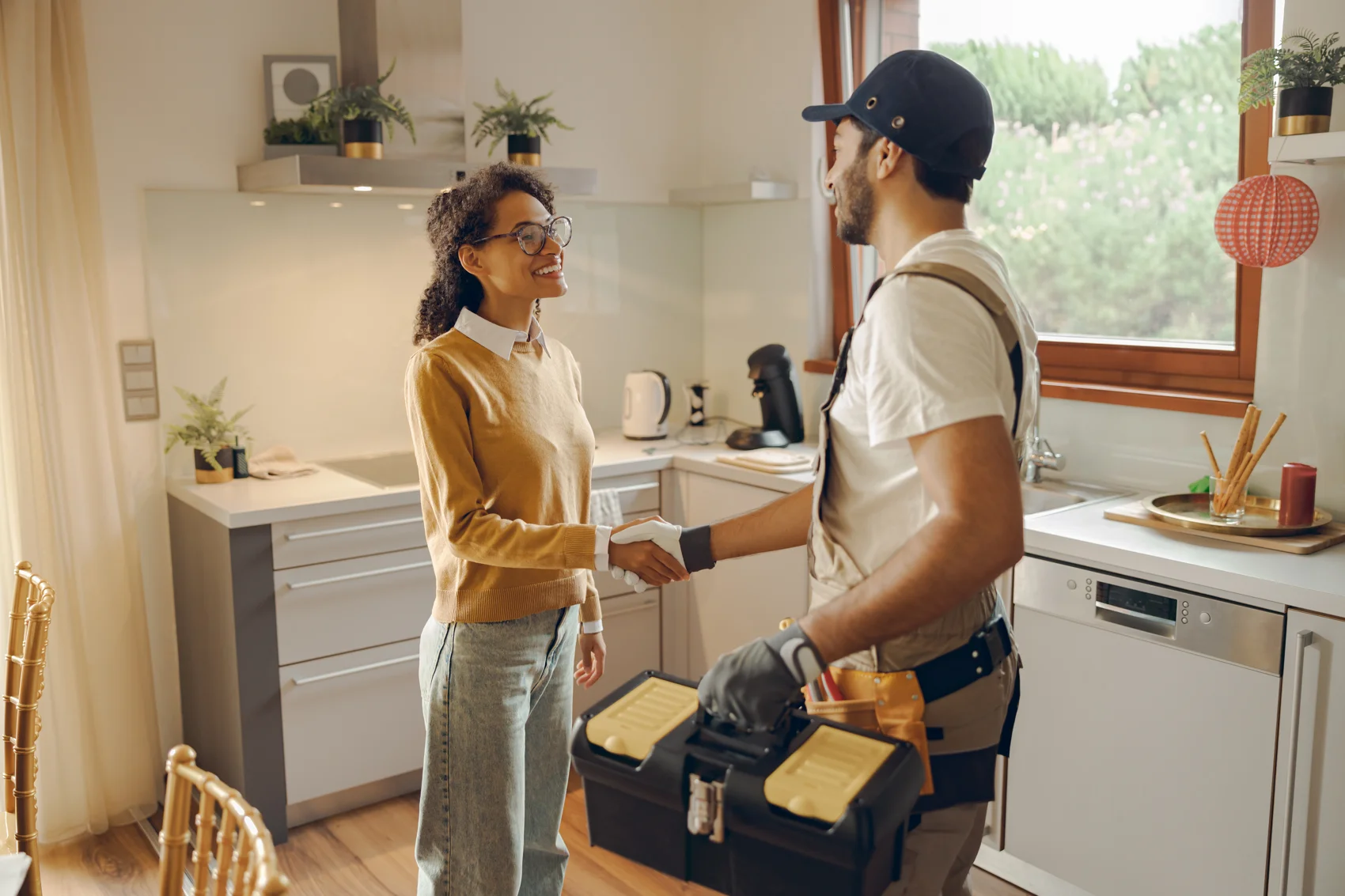 Saffer technician shaking hands with a homeowner